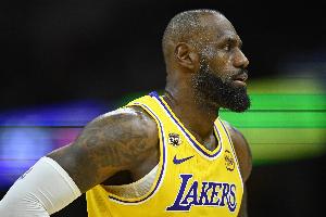 两双到手！詹姆斯17中6拿到20分7板10助 也有7失误