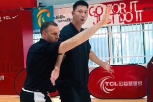 干货！易建联亲自示范内线卡位要球 抢占位置+对抗控重心