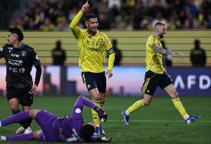 卡洛斯：C罗不应该停止踢球，哪怕只有一条腿或爬着也要继续