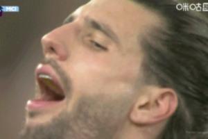 难受啊！索博拖后导致B席进球有效，刚打入世界波的索博捂脸大叫