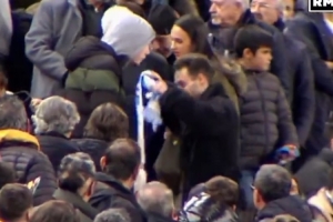 辱骂+扯掉围巾+吐口水！瓦伦西亚球迷围攻一名皇马球迷