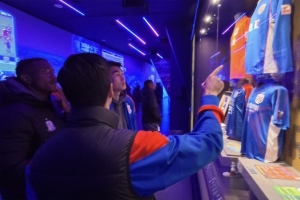 今天中午，申花全队集体参观承载着三十余载历史的“申花中心”