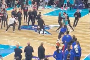 蛮牛冲撞！拉都拉不住~斯图尔特从替补席冲向小桥 参与大规模冲突