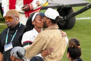 郎才女貌！未婚妻Coco献唱超级碗开场曲 米切尔全程陪伴送亲吻