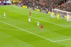 直接当场石化！埃基蒂克巨大空档没传，维尔茨呆立右侧全程不动！