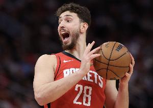 乌度卡：申京今天防守强度和专注度令人惊叹 在弱侧的封盖也很棒