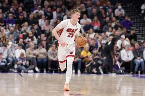 历史最年轻连场至少5三分20分！新秀亚库乔尼斯12中7拿20分