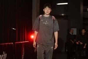 开拓者入场穿搭：格兰特独一档 杨瀚森短袖小书包 队友各种运动服