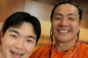 大雷新发型王大雷晒自拍，改换脏辫造型