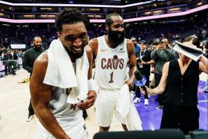 Travis打断采访：第一场就这么猛？哈登你太TM牛了&二人疯狂嬉闹