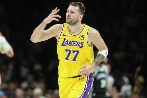 没事就好！雷迪克：东契奇腿筋轻微拉伤 他的状态为每日观察