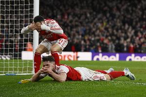 名画！马丁内利与约克雷斯一起庆祝，一个捂眼一个捂嘴