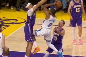 看着都疼！杰伦威踢到海斯要害被吹进攻犯规 雷霆挑战失败