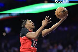 22年首轮18号秀！队记：76人用双向合同签下侧翼球员达伦·特里